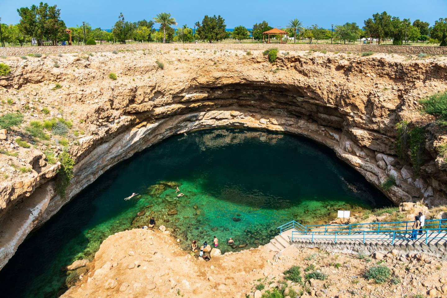 اليوم 1 · من مسقط إلى حفرة بمة وشاطئ فنس